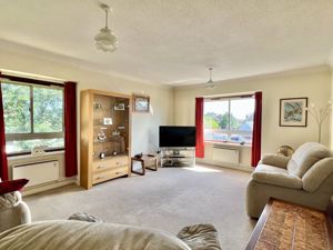 LIVING ROOM- click for photo gallery